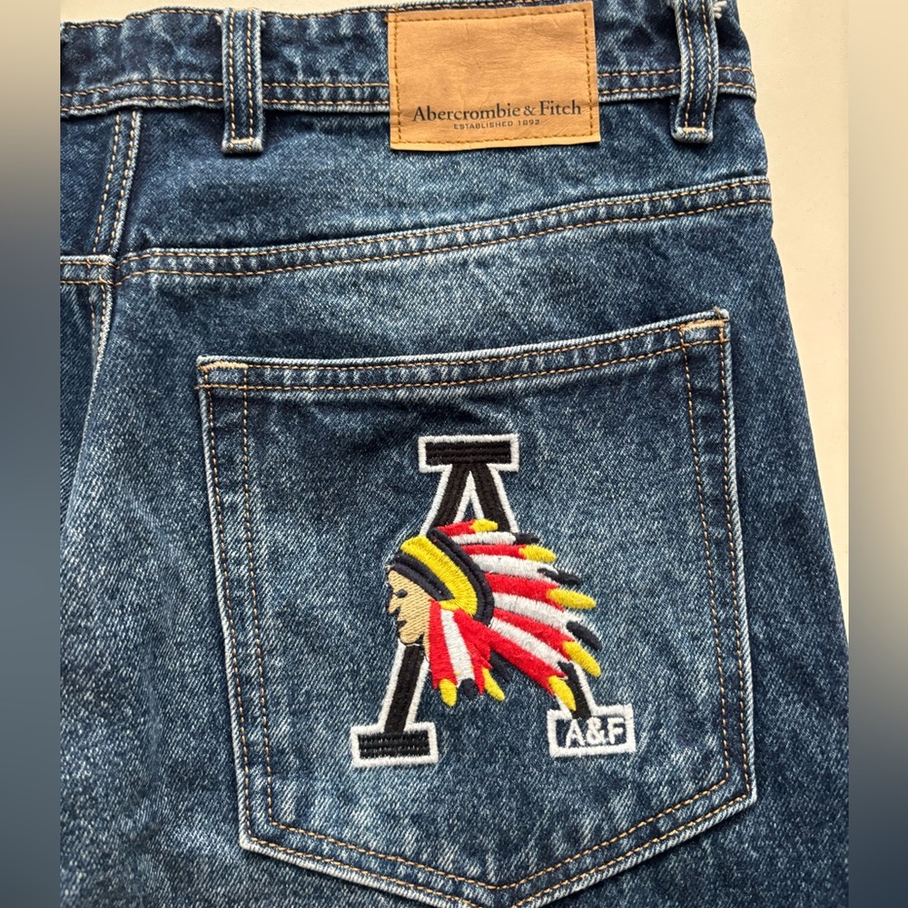 Abercrombie & Fitch embroidered baggy jeans(feels new)